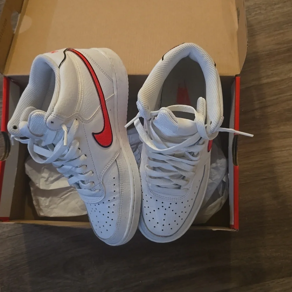 Nike - Picture 3 of 3